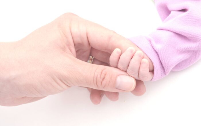 mama-baby-hand